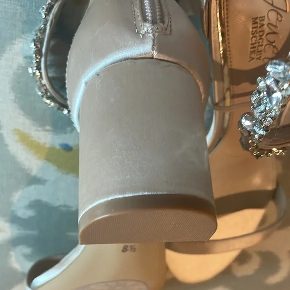 Jewel by bagley Mischka beige statin dress sandals - Picture 5 of 7